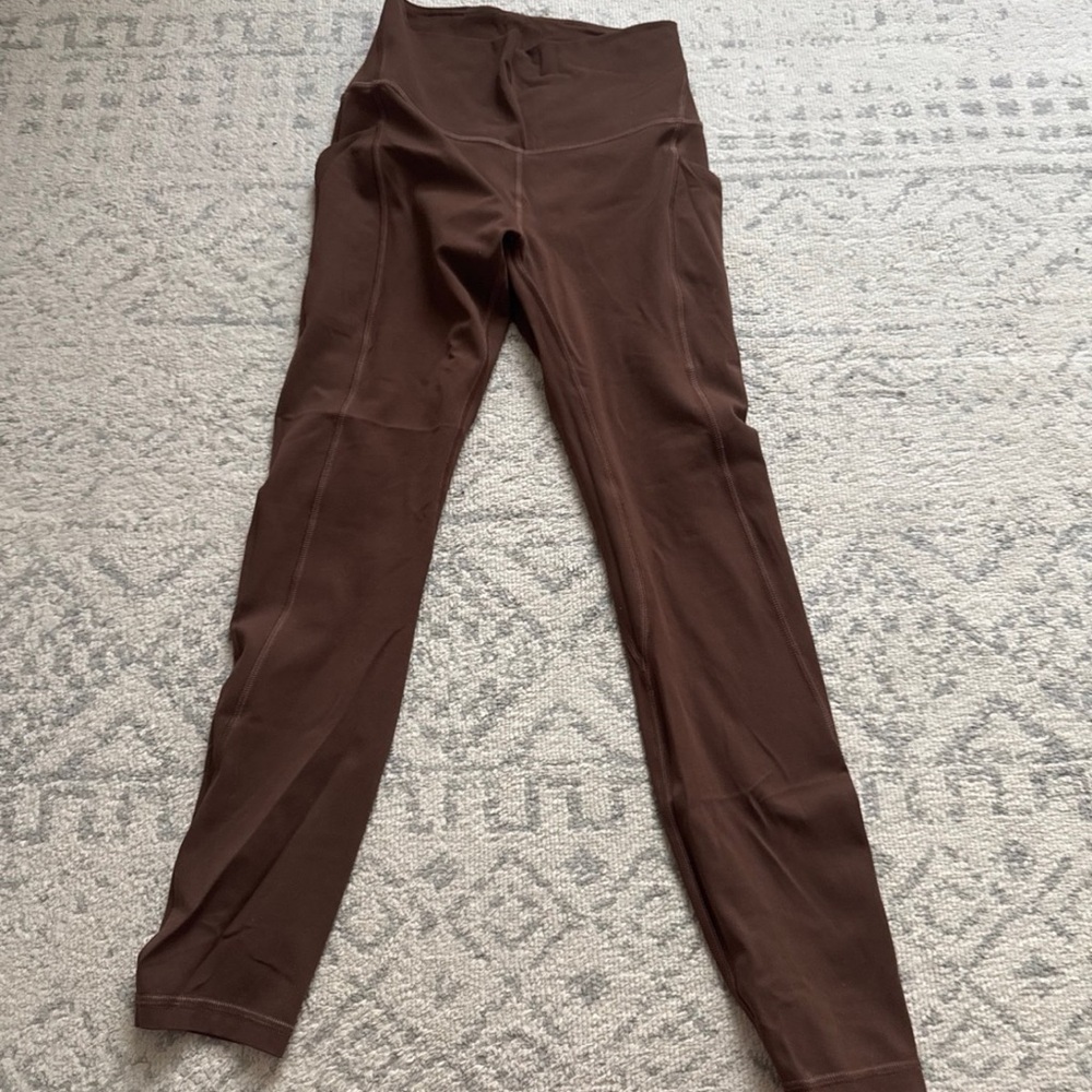 Lululemon Aligns with pockets